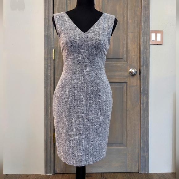 Banana Republic Dresses & Skirts - Banana Republic Black and White Sleeveless Tweed V Neck